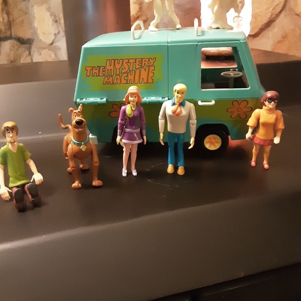 Scooby Doo, The Gang, Mystery Machine and Glow in the dark Creeper and Ghost!
